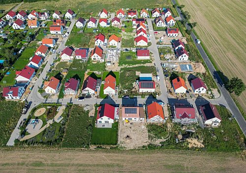 Banken vergeben wieder mehr Immobilienkredite an Verbraucher (Archivbild). - © Jan Woitas/dpa