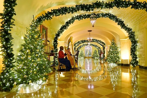 Es ist das letzte Mal, dass die Bidens die Deko im Weißen Haus präsentieren. - © Susan Walsh/AP/dpa