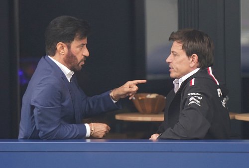 Mohammed Ben Sulayems (l.), hier mit Toto Wolff von Mercedes, Wiederwahl steht praktisch schon fest. (Archivbild) - © Tim Goode/PA Wire/dpa