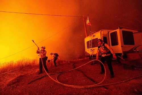 Ein neuer Brand in Kalifornien treibt Tausende Menschen aus ihren Häusern. - © Ethan Swope/AP/dpa