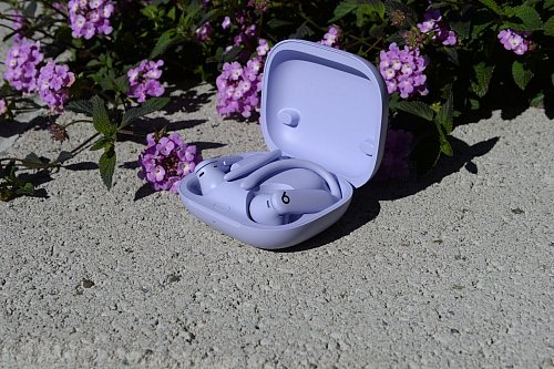 Ein Gerät der neuen Ohrhörer Powerbeats Pro 2 der zu Apple gehörenden Marke Beats in der Farbe «Hyper Purple». Es sind die ersten Apple-Ohrhörer mit einem Puls-Sensor. - © Andrej Sokolow/dpa-tmn