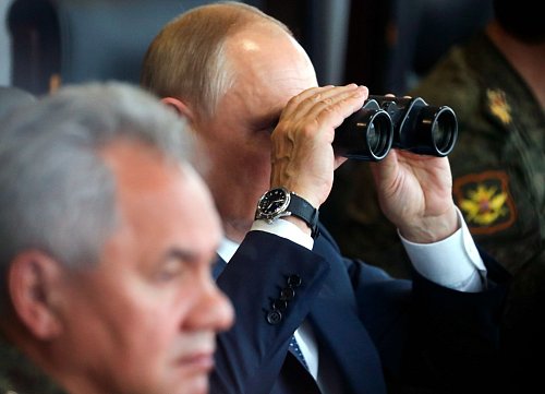 Beim vorigen Manöver 2021 verlegte Russland Truppen für den späteren Angriff auf die Ukraine. (Archivbild) - © Sergei Savostyanov/Pool Sputnik Kremlin/AP/dpa