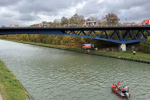 Rettungskräfte der Feuerwehr sind an der Unfallstelle auf der Bundesstraße 4 an einer Brücke über den Mittellandkanal im Einsatz. - © Benjamin Müller/dpa