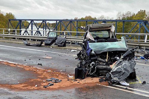 Rettungskräfte sind am Unfallort im Einsatz. - © Christian Brahmann/dpa