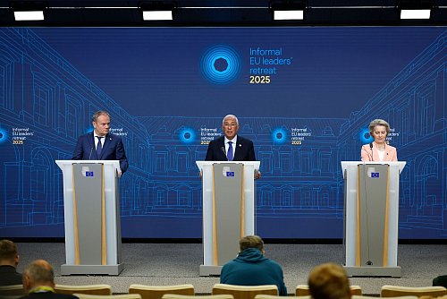 Zum Abschluss des Gipfels gab es eine gemeinsame Dreier-Pressekonferenz. - © Omar Havana/AP/dpa