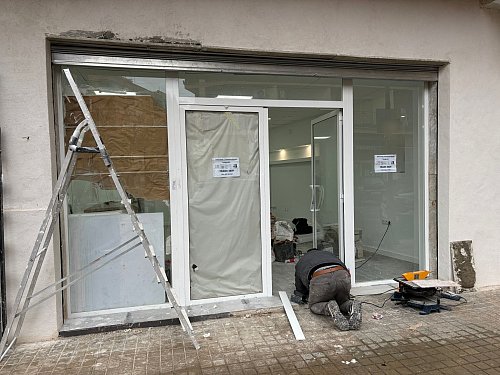 Viel Geschäfte in dem Flutgebiet sind geschlossen, doch an einigen Orten wird hoffnungsvoll für eine Wiedereröffnung renoviert. - © Angelika Engler/dpa