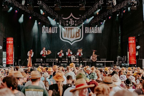 Auf mehreren Bühnen präsentieren Musiker die wachsende Vielfalt von Blasmusikinterpretationen. - © Julian Quirchmair/Woodstock der Blasmusik/dpa-tmn