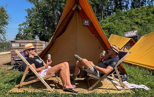 Zelten gehört bei Musikfestivals zum guten Ton - auch auf dem «Woodstock der Blasmusik». - © Ralf Johnen/dpa-tmn