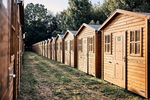 «Brass Vegas» - so heißen die Hütten, die man am Rande des Festival-Areals als Unterkunft mieten kann. - © Klaus Mittermayr/Woodstock der Blasmusik/dpa-tmn