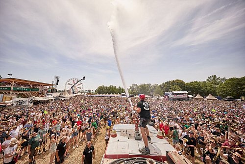 Ein Wasserwerfer sorgt beim «Woodstock der Blasmusik» für Abkühlung. - © Klaus Mittermayr/Woodstock der Blasmusik/dpa-tmn