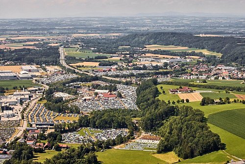 Ort im Innkreis ist der Austragungsort des «Woodstock der Blasmusik». Die deutsche Grenze ist nicht weit. - © Klaus Mittermay/Woodstock der Blasmusik/dpa-tmn