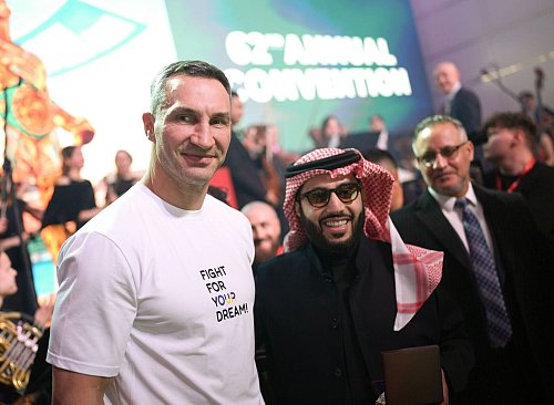 Turki al-Sheikh (r), saudi-arabischer Geschäftsmann, und der frühere Boxweltmeister Wladimir Klitschko - © Marcus Brandt/dpa