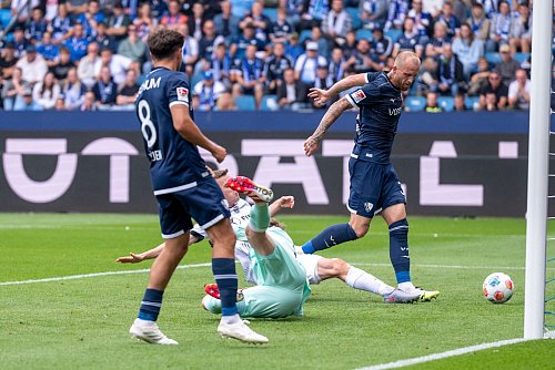 Philipp Hofmann (r) trifft zum zwischenzeitlichen 1:1. - © David Inderlied/dpa