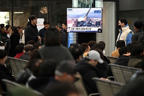 Viele Angehörige trauerten vor Ort um die Verunglückten und äußerten Ärger über die Arbeit der Behörden. - © Park Ki-woong/Newsis/AP/dpa