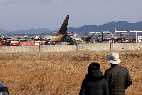 Nur zwei Menschen haben das Unglück überlebt. - © Cho Nam-soo/Yonhap/AP/dpa