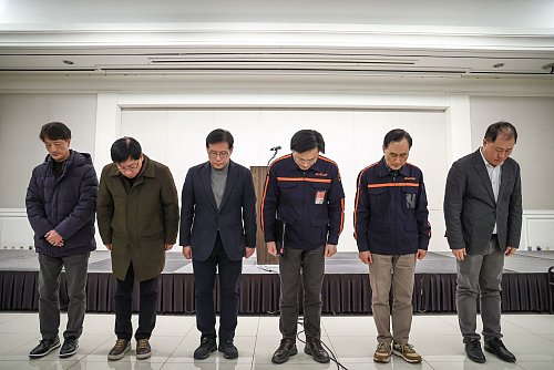 Vertreter der Jeju Air entschuldigen sich. - © Uncredited/Yonhap/dpa