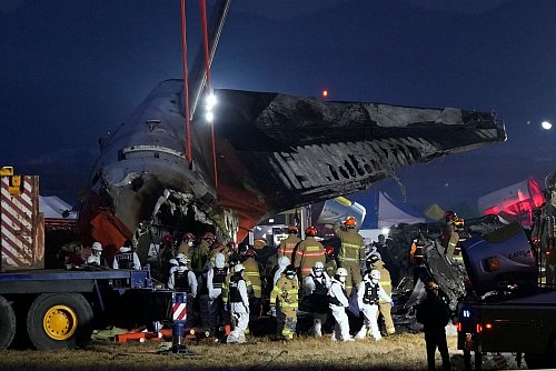 Das Flugzeug wurde bei dem Unglück bis auf den hinteren Teil vollkommen zerstört. - © Ahn Young-joon/AP/dpa