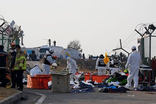 Die Behörden gehen nach ersten Erkenntnissen davon aus, dass die Piloten das Fahrwerk nicht ausfahren konnten und es daher zu dem Unfall kam. - © Ahn Young-joon/AP/dpa