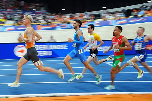Robert Farken (l) zog über die 1.500 Meter ins Finale ein. - © Peter Dejong/AP/dpa