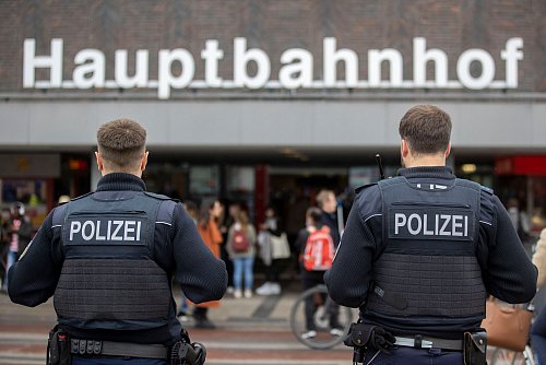 Der Polizeibeauftragte des Bundes, Uli Grötsch, hat sich mehrere Liegenschaften der Bundespolizei in Bahnhöfen angeschaut. (Archivbild) - © Christoph Reichwein/dpa