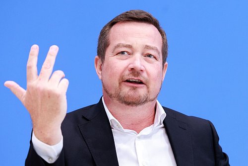 Es ist der erste Jahresbericht, den der Polizeibeauftragte des Bundes, Uli Grötsch, vorstellt. - © Carsten Koall/dpa