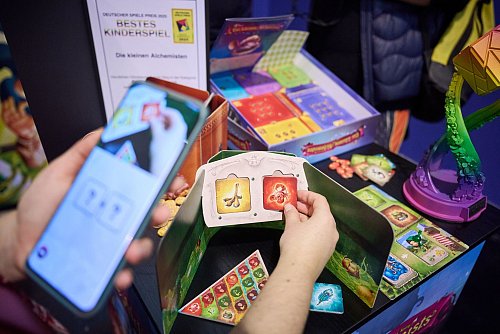 Für einige Spiele brauchen die Kinder eine App. - © Bernd Thissen/dpa
