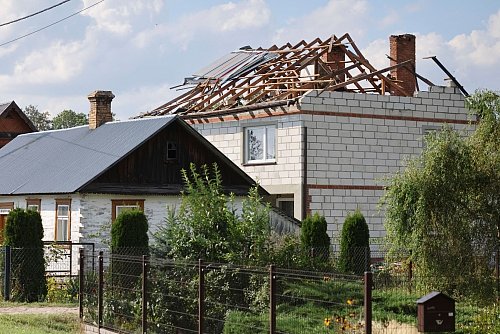 Ein zerstörtes Hausdach, nachdem russische Drohnen während eines Angriffs auf die Ukraine den polnischen Luftraum verletzt haben. (Archivbild) - © STR/AP/dpa