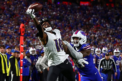 Der Fang mit einer Hand war der erste Touchdown für DeAndre Hopkins als Spieler der Baltimore Ravens. - © Jeffrey T. Barnes/AP/dpa
