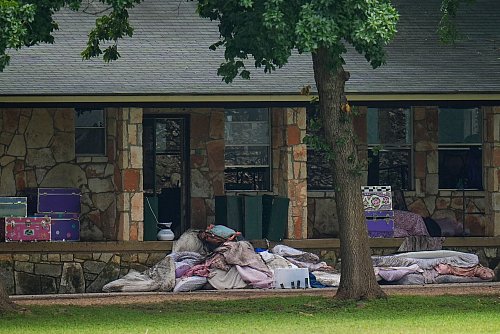 Mehrere Kinder aus dem Camp werden noch vermisst. - © Julio Cortez/AP/dpa