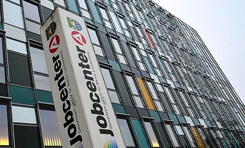 Um Bürgergeld zu erhalten, mussten bedürftige Flüchtlinge aus der Ukraine bisher beim Jobcenter vorstellig werden. (Symbolbild) - © Jens Kalaene/dpa