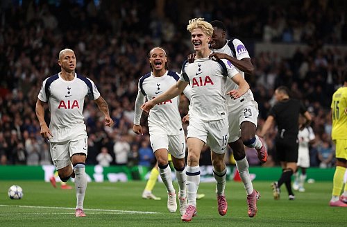 Die Spieler der Tottenham Hotspur nach ihrem Führungstor - © Paul Terry/CSM via ZUMA Press Wire/dpa