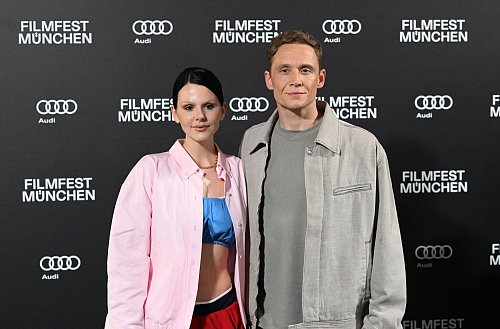 Matthias Schweighöfer und Ruby O. Fee im Kampf gegen eine mysteriöse Mauer - © Felix Hörhager/dpa