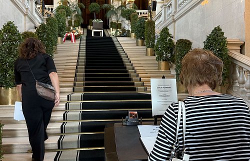 Verstorbene Ehrenmitglieder des Burgtheaters werden traditionell mit großer Geste verabschiedet. - © Matthias Röder/dpa