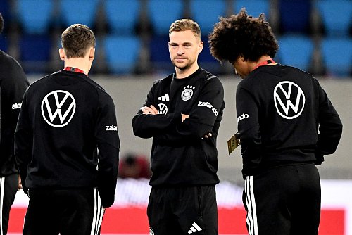 Der verletzte Kapitän Kimmich steht auf dem Rasen des Stadions in Luxemburg. - © Federico Gambarini/dpa