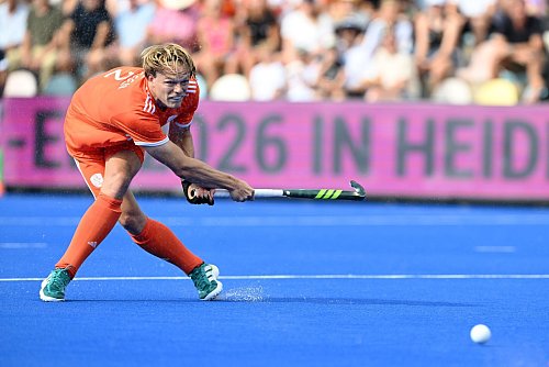 Jip Janssen schoss die Niederländer ins Endspiel. - © Federico Gambarini/dpa