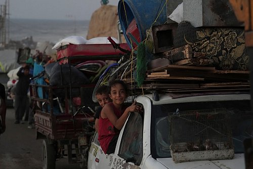 Es sind nur etwa 30 Kilometer von der Stadt Gaza bis in die südliche sogenannte humanitäre Zone. Aber für Hunderttausende, die mitten im Krieg über eine chronisch verstopfte Küstenstraße vor israelischen Bomben zu fliehen versuchen, ist es eine qualvolle Fahrt ins Ungewisse. - © Abdel Kareem Hana/AP/dpa