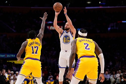 Curry erzielte 37 Punkte beim Sieg der Warriors gegen die Lakers. - © Mark J. Terrill/AP/dpa