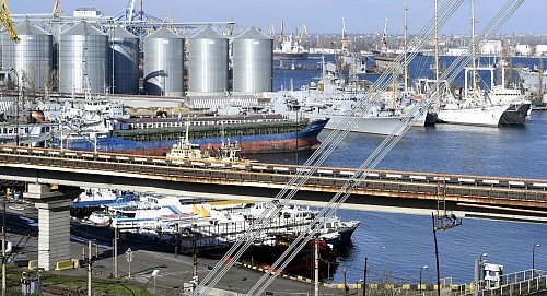 Der Hafen der südukrainischen Stadt Odessa am Schwarzen Meer ist immer wieder Ziel russischer Angriffe. (Archivbild) - © Jussi Nukari/Lehtikuva/dpa