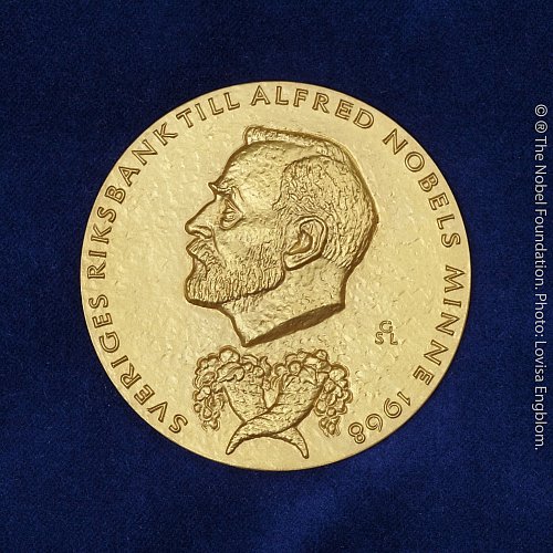 Die Wirtschaftsnobelpreisträger erhalten traditionell diese prestigeträchtige Nobelmedaille. (Archivbild) - © Lovisa Engblom/The Nobel Foundation/dpa