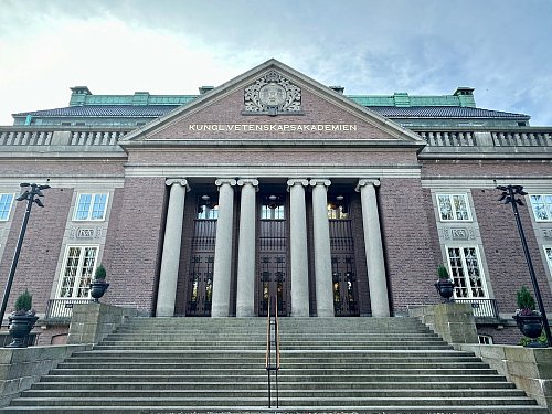 In der Königlich-Schwedischen Akademie der Wissenschaften sind die letzten Nobelpreisträger des Jahres verkündet worden. (Archivbild) - © Steffen Trumpf/dpa