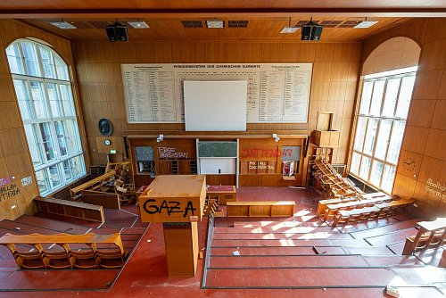 Der zum Teil zerstörte Hörsaal kann mehrere Wochen lang nicht genutzt werden. - © Soeren Stache/dpa