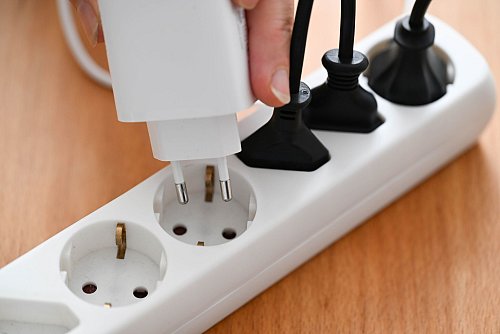 Eine Senkung der Stromsteuer für alle ist nicht geplant. (Symbolbild) - © Bernd Weißbrod/dpa