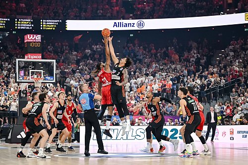 Der FC Bayern München (rot) und Ratiopharm Ulm begegneten sich im dritten Finalspiel lange auf Augenhöhe. - © Harry Langer/dpa