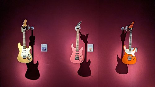 Die pinkfarbene Jackson-Grover-Gitarre (Mitte) taufte Jeff Beck auf den Namen "Tina", nachdem Tina Turner sie mit einem Messer und Nagellack signiert hatte. - © Philip Dethlefs/dpa