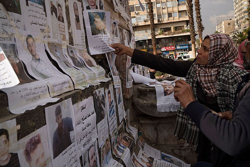 In Damaskus suchen Menschen auf Anschlagtafeln nach Angehörigen, die unter dem gestürzten Machthaber Assad in Gefängnissen und Folterkellern verschwunden sind. - © Leo Correa/AP/dpa