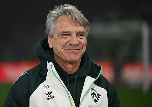 Hatte vor dem Spiel noch Grund zum Lachen: Werder-Trainer Horst Steffen. - © Carmen Jaspersen/dpa