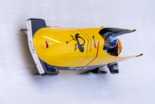 Die Olympiasiegerinnen Laura Nolte (vorn) und Deborah Levi verpassen den Sieg in Winterberg im Zweierbob knapp. - © David Inderlied/dpa