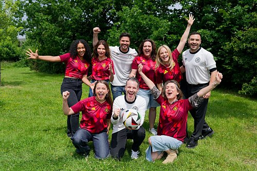 Nicht nur Julia Wiedemann (vorne links) freut sich auf die Fußball-EM - viele Kolleginnen und Kollegen der Serien «Alles was zählt» und «Unter uns» ebenso. - © Henning Kaiser/dpa