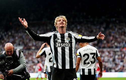 Genoss die Ovationen der Fans: Nick Woltemade - © Owen Humphreys/PA Wire/dpa