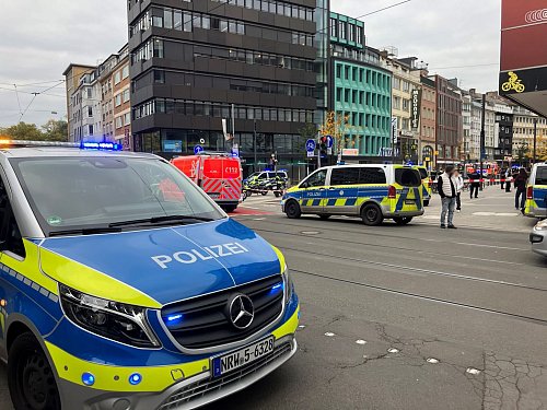 Die Polizei ist zu einem größeren Einsatz ausgerückt. - © Frank Christiansen/dpa
